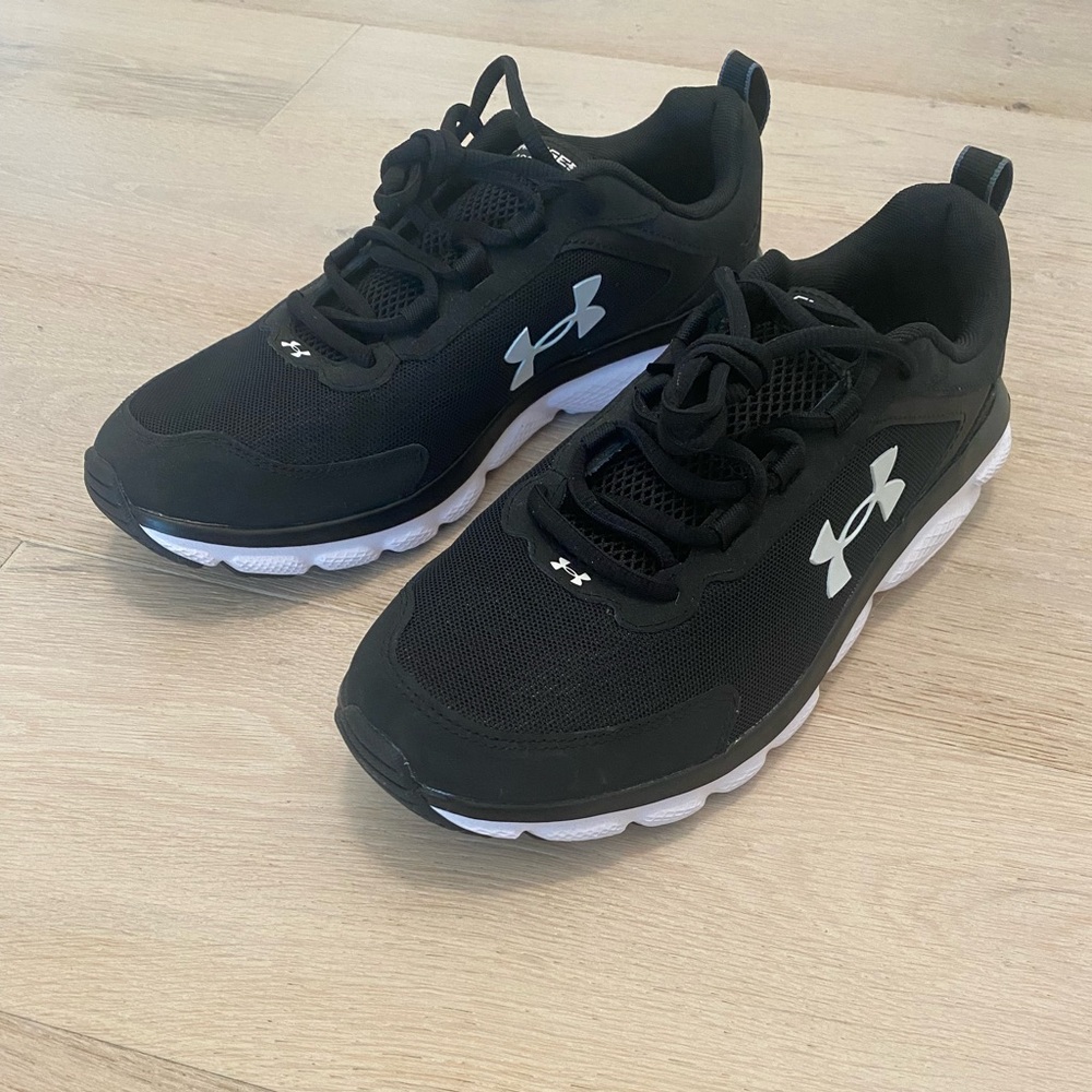 Under Armour Black & White Charged Assert Sneakers with Deluxe Foam Size 10 Men